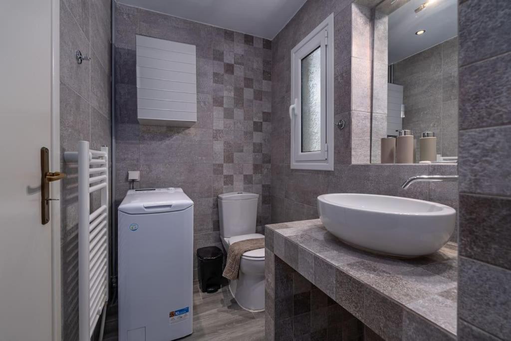 Peaceful 2 Bedroom In Glyfada Center Atenas Exterior foto